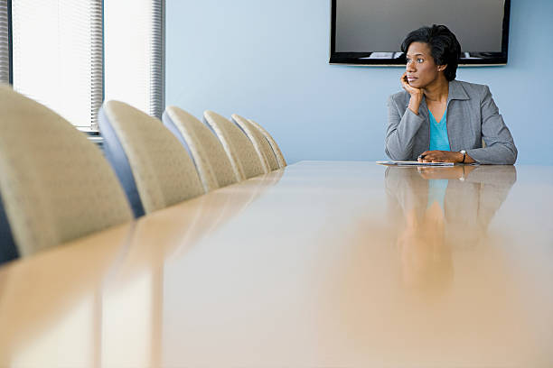 donna d'affari in sala riunioni - boardroom chairs foto e immagini stock