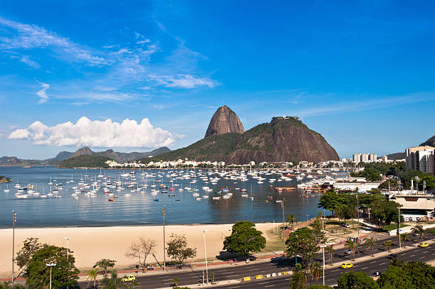 borafogo e pão-de-açúcar, rio de janeiro - rio de janeiro guanabara bay sugarloaf mountain beach imagens e fotografias de stock