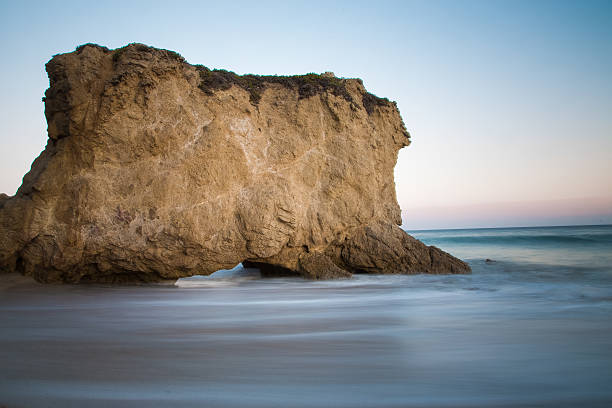 ビーチの岩の形状 - change tide malibu sea ストックフォトと画像