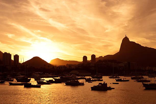 rio de janeiro bei sonnenuntergang - rio de janeiro sugarloaf mountain beach urca stock-fotos und bilder