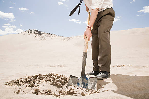 uomo di scavare nel deserto - hole cards foto e immagini stock