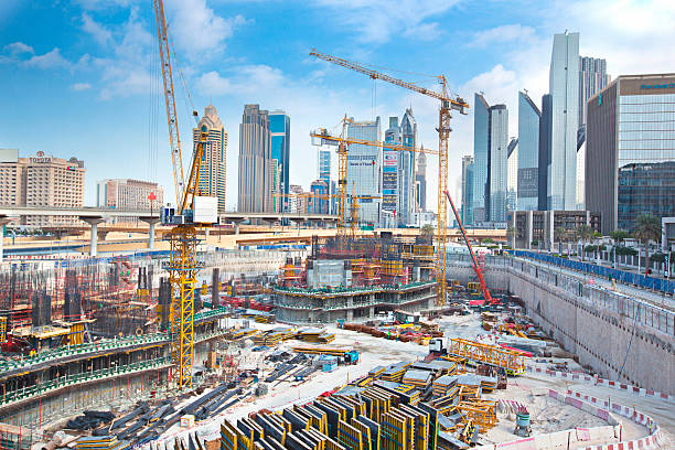 imponente costruzione a dubai - crane construction construction site built structure foto e immagini stock