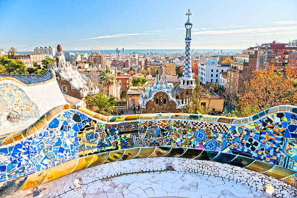 parque guell em barcelona, espanha. - mosaic tile antonio gaudi art imagens e fotografias de stock