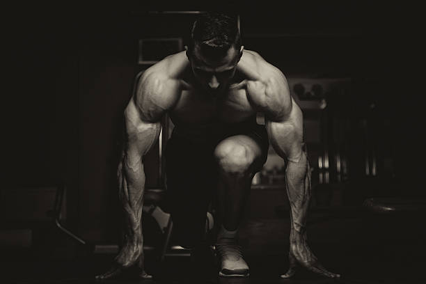 esporte de sangue - human muscle body building exercising black and white - fotografias e filmes do acervo