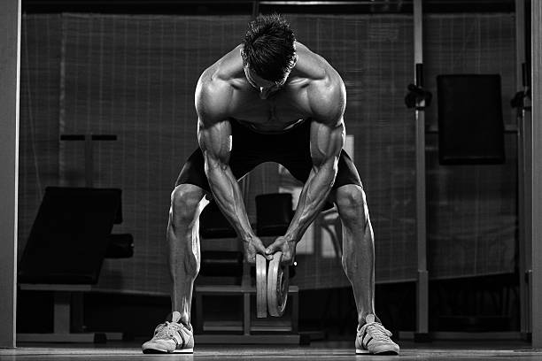 atleta fazendo ginástica exercícios de peso pesado para trás - human muscle body building exercising black and white - fotografias e filmes do acervo