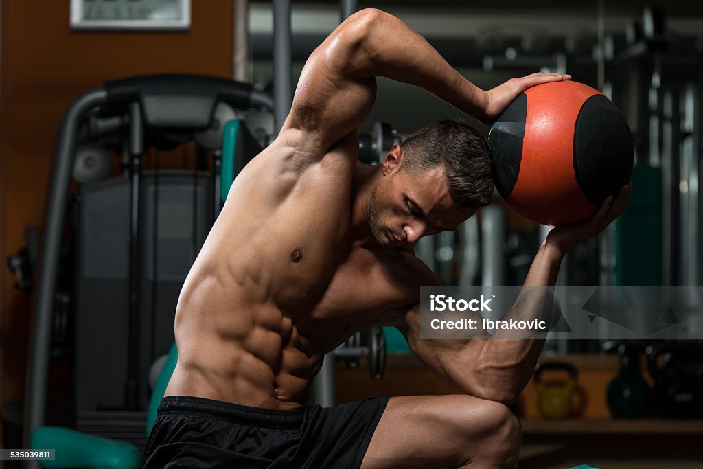 Muscular Man ejercicio con bola médica - Foto de stock de 2015 libre de derechos
