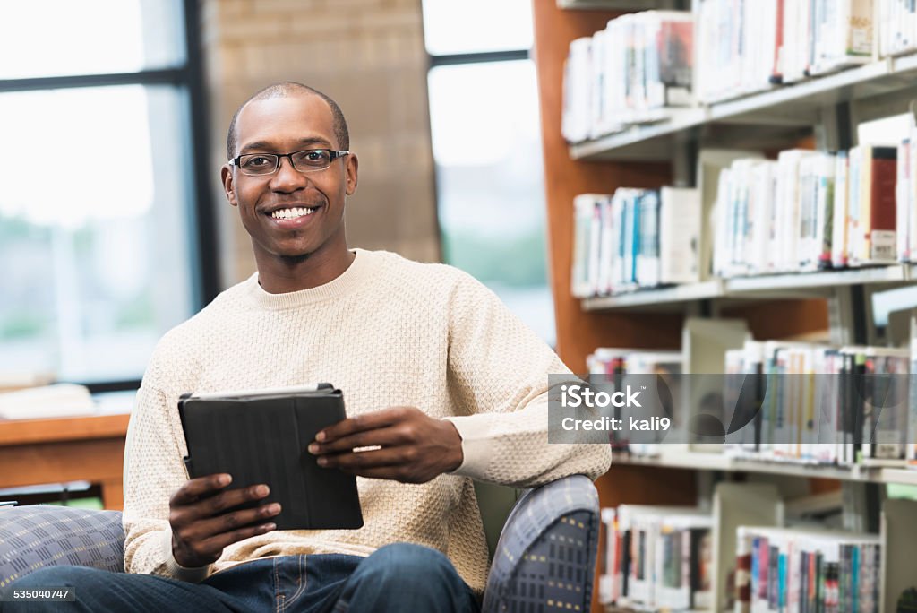 Young African American man in the library - Royalty-free Yetişkin Üniversite Öğrencisi Stok görsel
