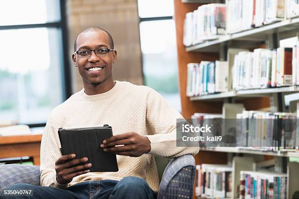 Young African American Man In The Library Stok Fotoğraflar & Yetişkin Üniversite Öğrencisi‘nin Daha Fazla Resimleri - Yetişkin Üniversite Öğrencisi, Üniversite Öğrencisi, Kütüphane