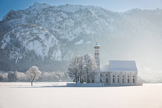 são coloman com árvores na nova versão de paisagem alpes, alemanha - st colomans church - fotografias e filmes do acervo