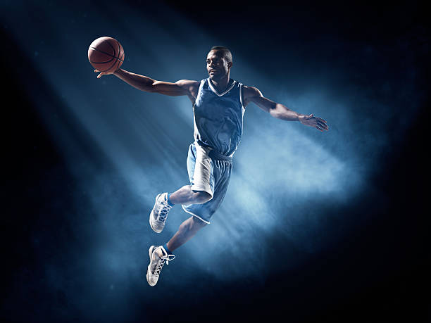 giocatore di basket di tiro in sospensione - jump shot foto e immagini stock