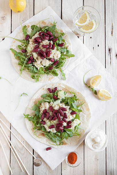 Tacos com Rúcula, quinoa e Feijão Preto - fotografia de stock