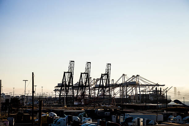 grue cargo et cargo - port of oakland photos et images de collection