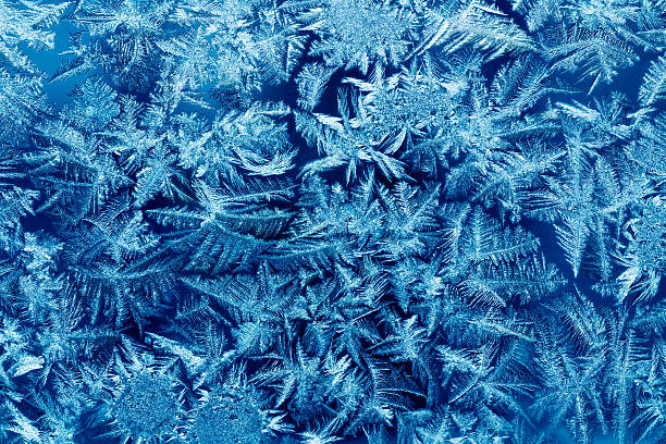 frost motifs sur house verre en macro - crystallization photos et images de collection