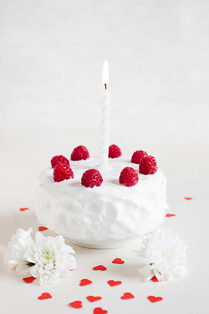 Pasta blanca con raspberries y corazones rojos - foto de stock