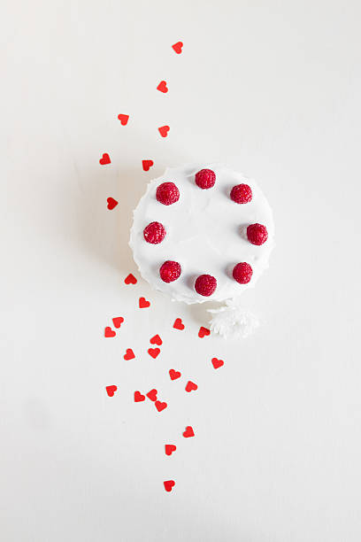 Pasta blanca con raspberries y corazones rojos - foto de stock