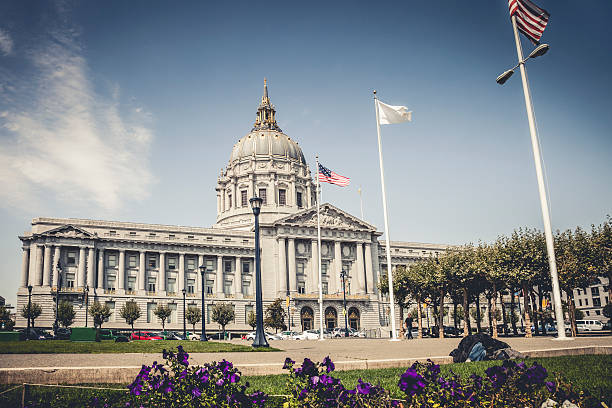 сша флаг на сан-франциско город зал - san francisco county government town hall government building стоковые фото и изображения