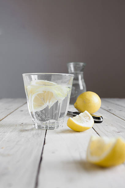 Agua y limón - foto de stock