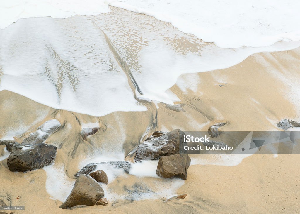 Strand sand und Surfen Sie mit rock - Lizenzfrei 2015 Stock-Foto