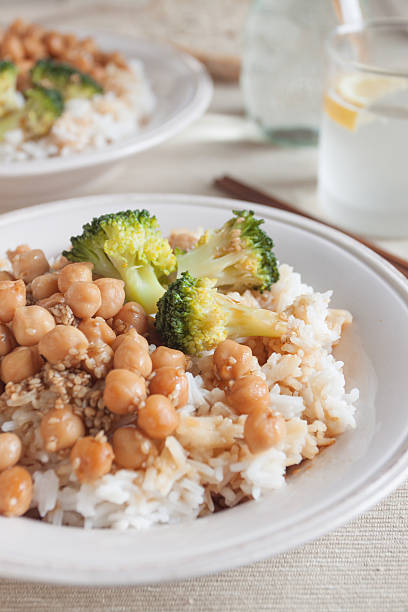 Con el arroz, los garbanzos y broccoli - foto de stock