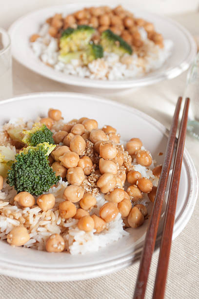 Con el arroz, los garbanzos y broccoli - foto de stock