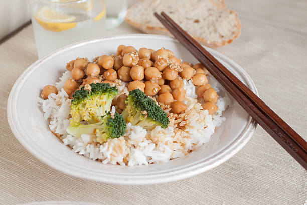 Con el arroz, los garbanzos y broccoli - foto de stock