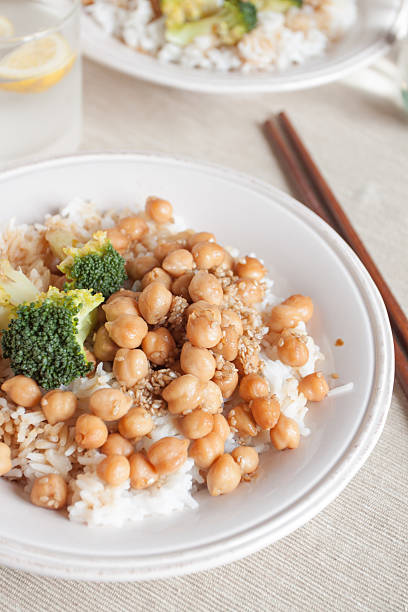 Con el arroz, los garbanzos y broccoli - foto de stock