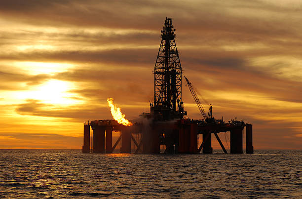 실루엣 해양수 엔진오일 삭구를 장비하다 보세요. - oil rig sea remote oil industry 뉴스 사진 이미지