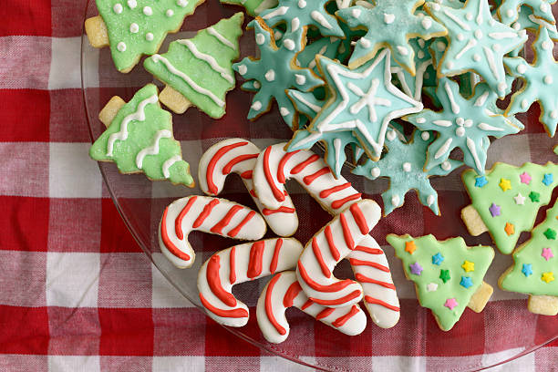 albero di natale, bastoncino di zucchero e fiocco di neve biscotti allo zucchero - biscuit red blue macro foto e immagini stock