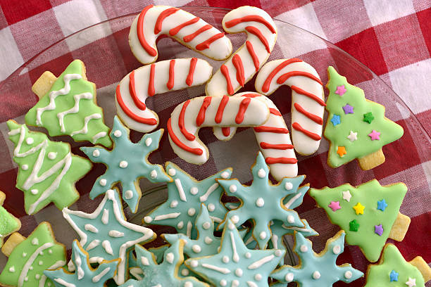 arbre de noël, flocons de neige et de canne à sucre, de biscuits au sucre - cookie christmas shortbread christmas tree photos et images de collection