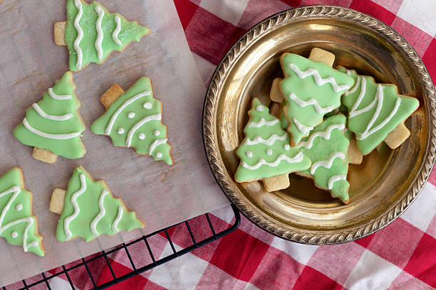 plaque de biscuits au sucre arbre de noël - cookie christmas shortbread christmas tree photos et images de collection