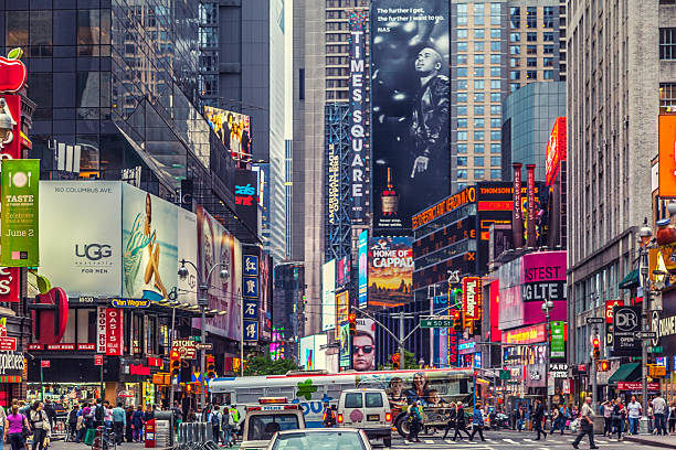 bâtiment panneaux colorés et les voitures à times square - times square flash photos et images de collection