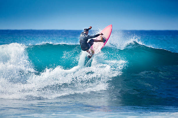 surf a kauai, hawaii - surfing surf wave men foto e immagini stock