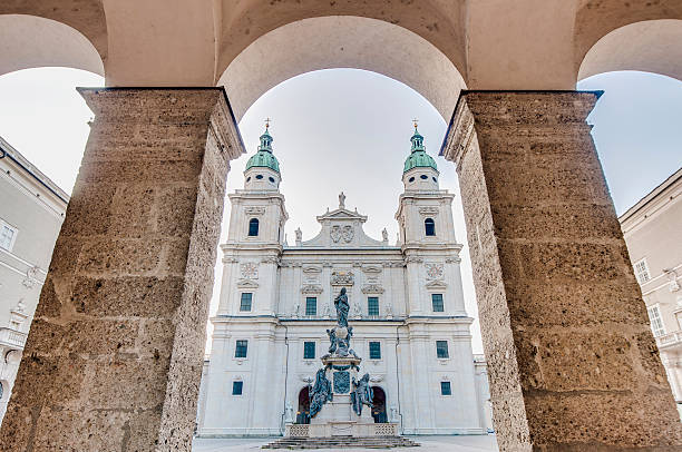 соборная площадь (соборная площадь), расположенный в зальцбург, австрия - salzach river стоковые фото и изображения
