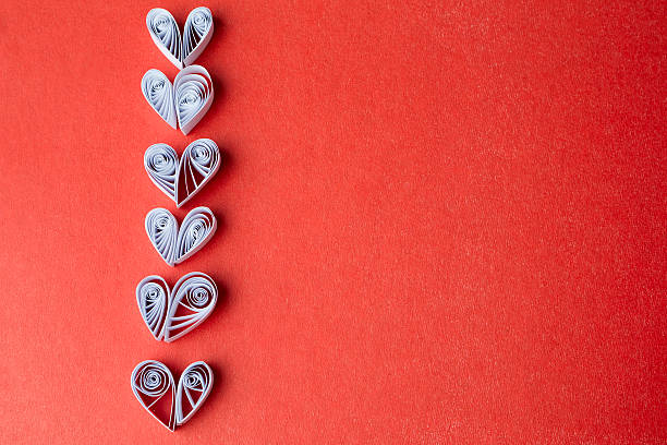 coeur de papier quilling pour la saint-valentin - valentines day origami romance love photos et images de collection