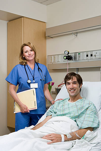 médico y paciente en el hospital - bed hospital prognosis patient fotografías e imágenes de stock