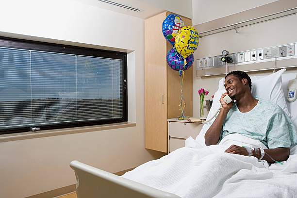 paciente por teléfono en la cama de hospital - bed hospital prognosis patient fotografías e imágenes de stock