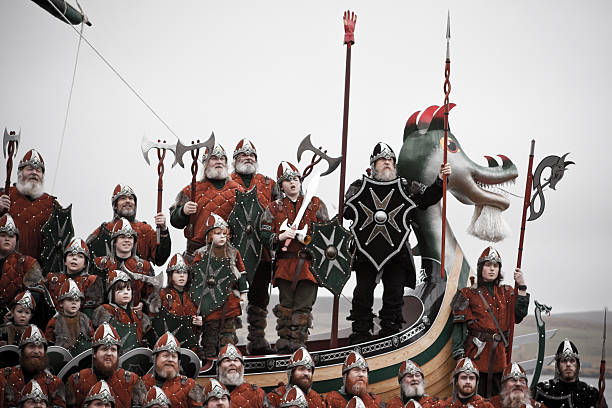 jarl'équipe à shetland helly aa jour 2015 - viking ship shetland islands passenger ship sailing ship photos et images de collection