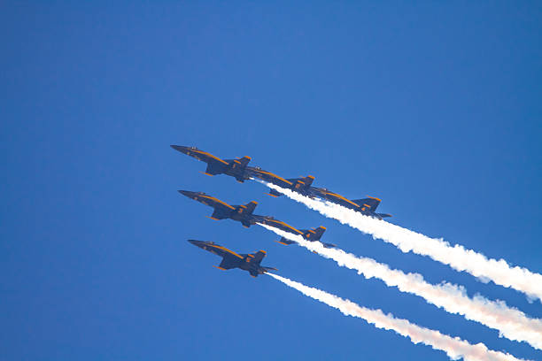escadron blue angels de l'us navy - airplane stunt yellow flying photos et images de collection