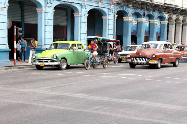 longue vie de la havane - chevrolet havana cuba 1950s style photos et images de collection