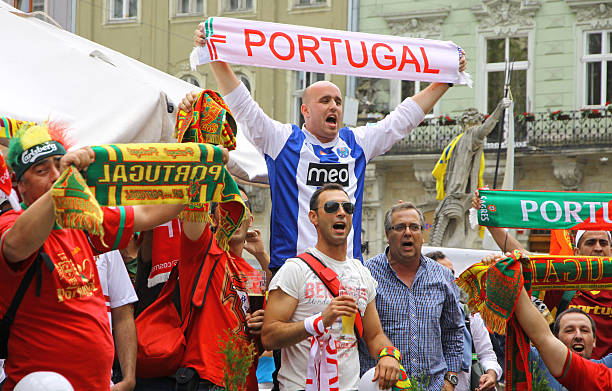 torcedores do time de futebol de portugal - uefa - fotografias e filmes do acervo