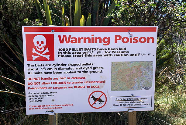 aviso veneno 1080 sinal (fluoroacetate de sódio) - abel tasman national park imagens e fotografias de stock