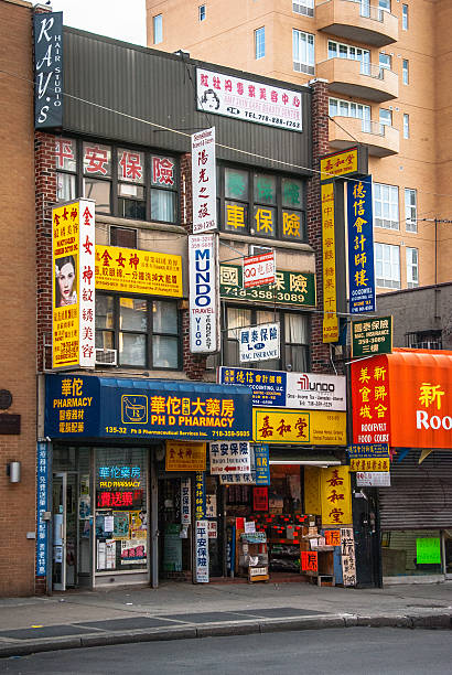 escaparate de china con signos - flushing fotografías e imágenes de stock