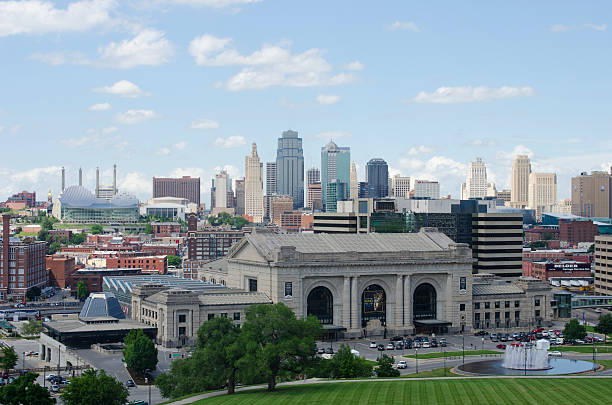 центр города канзас-сити, миссури на лето - kansas city missouri fountain missouri union station kansas city стоко�вые фото и изображения