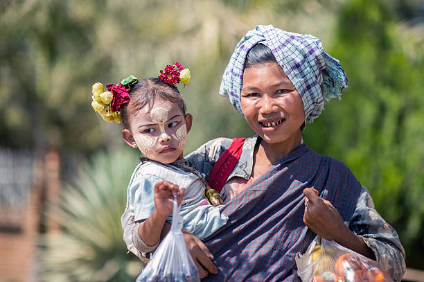 caras de birmania - bagan myanmar burmese culture family fotografías e imágenes de stock