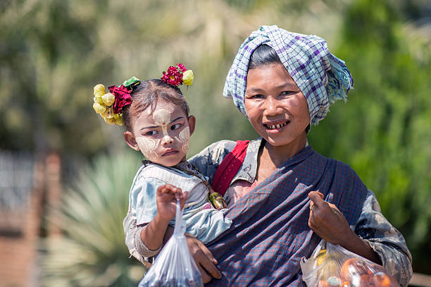 поверхностей мьянмы - bagan myanmar burmese culture family стоковые фото и изображения