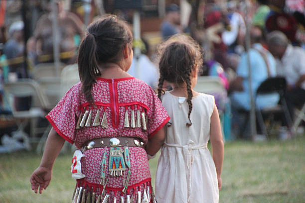 zwei indianer mädchen tanzen in pow-wow - indian child stock-fotos und bilder
