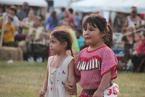 nativos americanos dos chicas bailando en pow wow - indigenous culture fotos fotografías e imágenes de stock