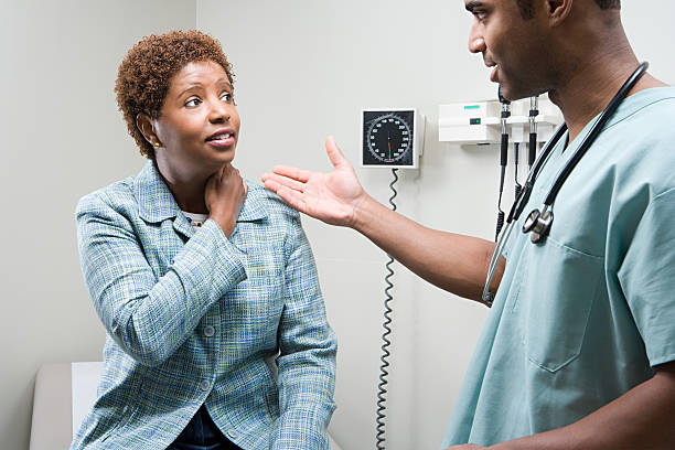 mujer hablando con el médico - backache pain women illness fotografías e imágenes de stock
