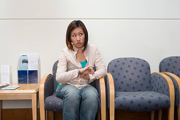 femme dans la salle d'attente hôpital - hair care photos et images de collection