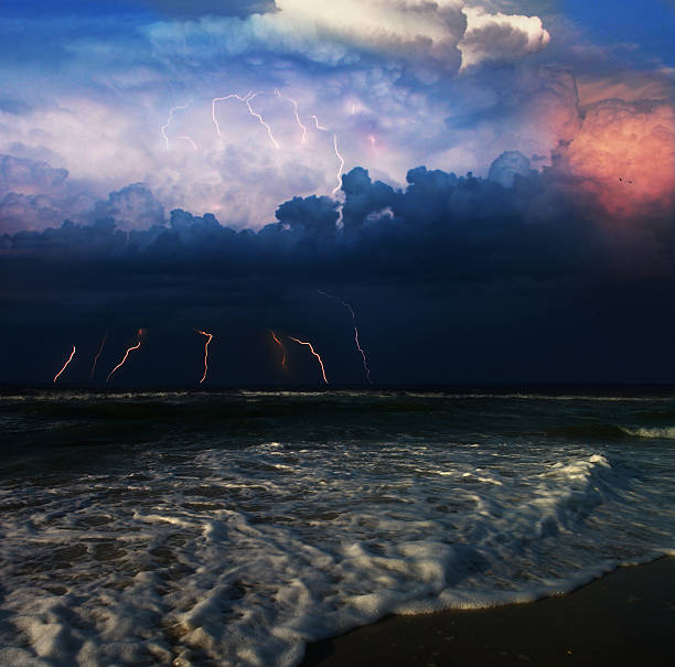 ストーム、雷の海 - lightning storm natural disaster cloud ストックフォトと画像